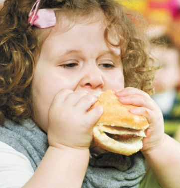 Дети страдают ожирением из-за лишнего света