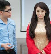 В Китае создали женщину-робота, которая боготворит мужчин. Фото