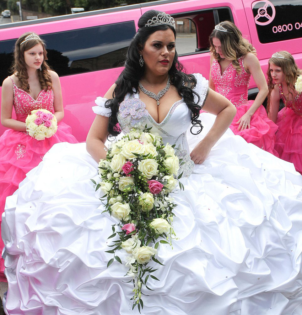 Невеста придумала свадебное платье весом 63 кг. Фото