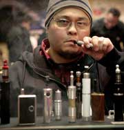 Вейперы — новая культура курильщиков электронных сигарет. Фото