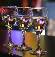 Большие винные бокалы провоцируют алкоголизм