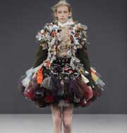 Неделя высокой моды в Париже: люди-брошки и другие наряды от Viktor & Rolf. Фото