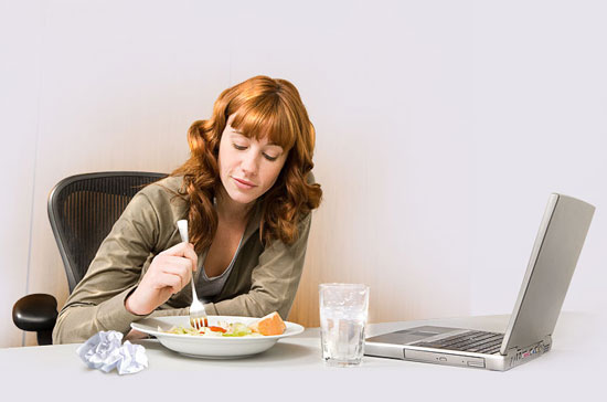 Люди все чаще не обедают из-за работы