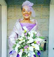 Бабушка в 86 лет вышла замуж в платье собственного дизайна. Фото
