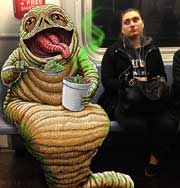 Забавные монстры в нью-йоркском метро. Фото