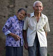 Семейная пара отпраздновала 96 лет вместе и перешагнула 100-летний рубеж. Фото