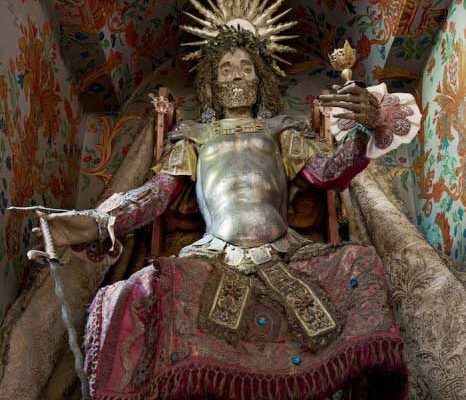 Скелеты христианских святых, превращенные в произведения искусства. Фото