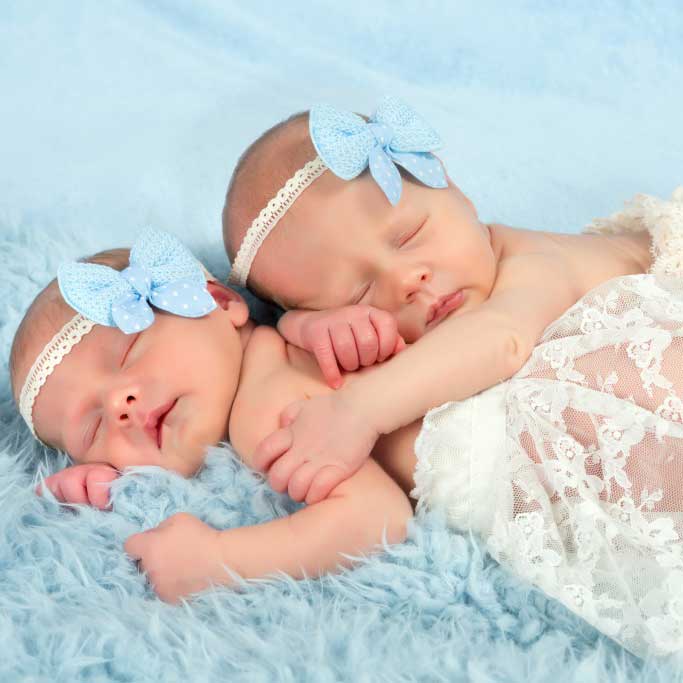 Что подарить новорожденным двойняшкам?