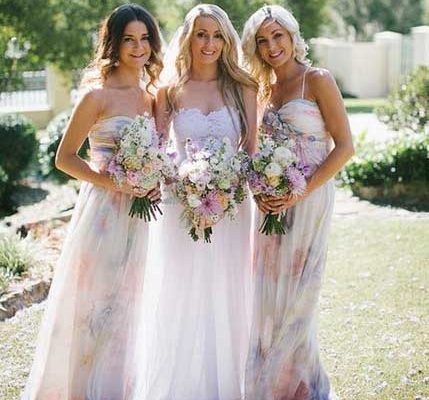 Новый свадебный тренд: платья для подружек в цветочном стиле. Фото