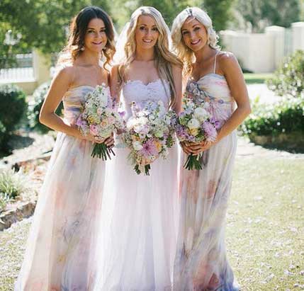 Новый свадебный тренд: платья для подружек в цветочном стиле. Фото