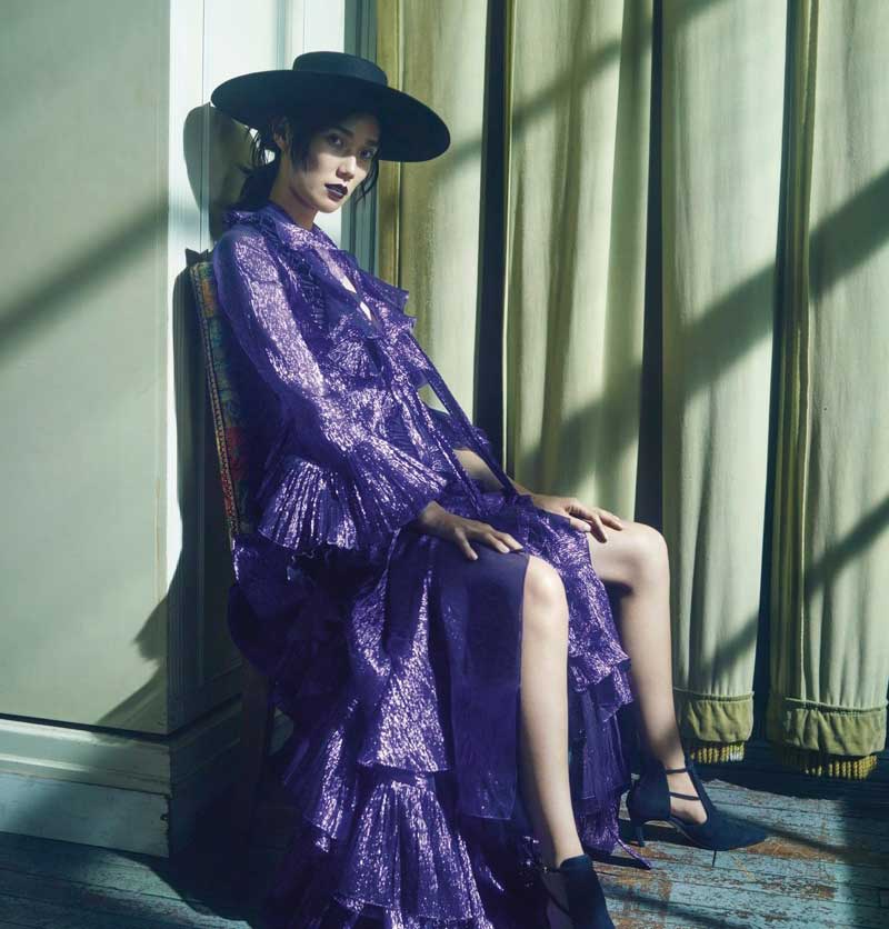 Мода: роскошные платья представила Тао Окамото в Violet Book. Фото