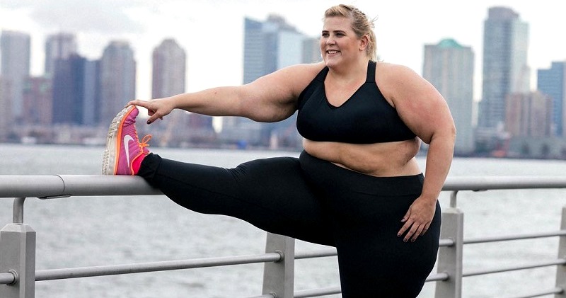 Спортивную одежду представляет женщина весом 150 кг. Фото