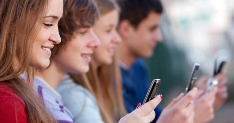 Смартфоны делают подростков несчастными