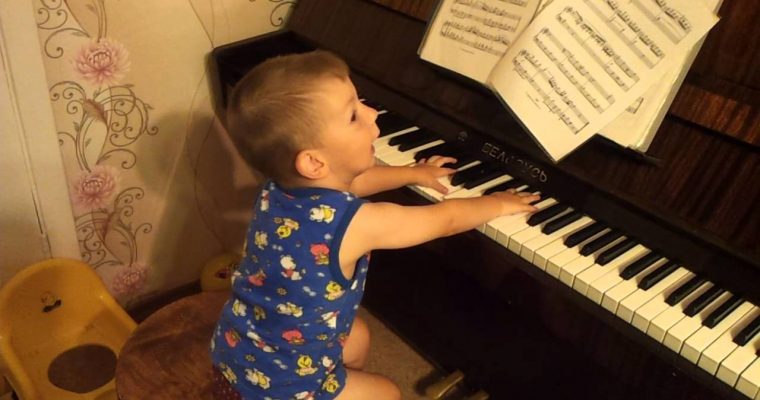 Игра на фортепиано помогает развивать речь у детей