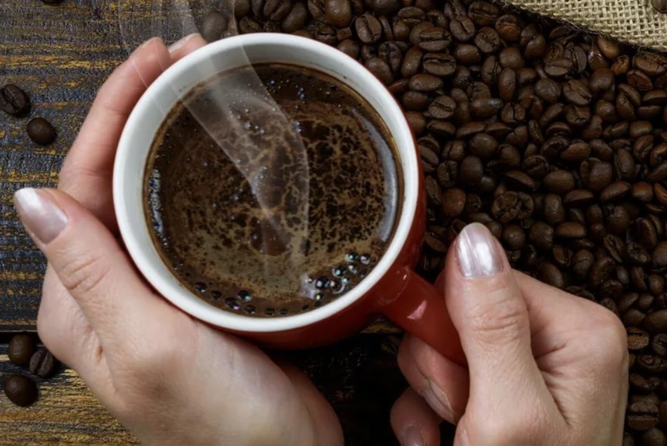 Что происходит с организмом, когда мы пьем кофе после 12.00?