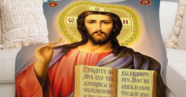 Плюшеві пледи з релігійними принтами:  у чому їх особливість