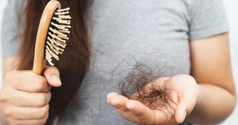 Почему выпадают волосы: основные причины