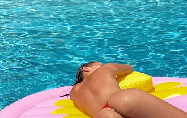 Теперь женщины в берлинском бассейне могут купаться топлес