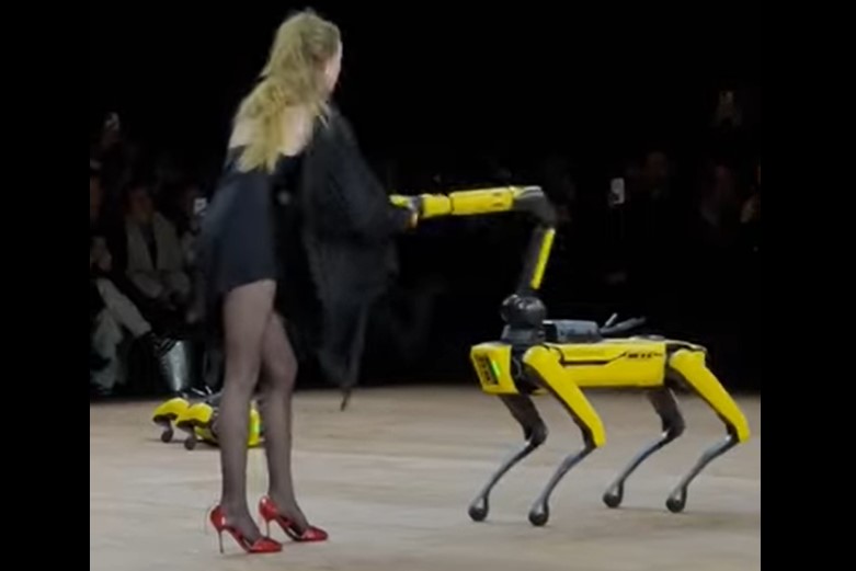 Робо-собака сорвала одежду с модели на Неделе моды в Париже