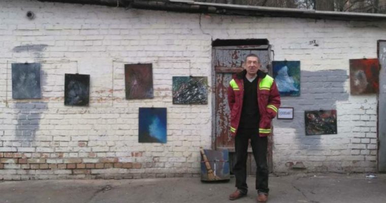 Киевский дворник Леонид Бурковский вывесил свои картины возле помойки