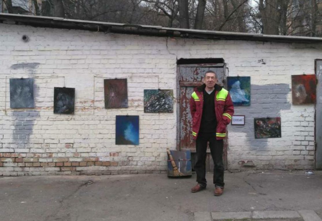 Киевский дворник Леонид Бурковский вывесил свои картины возле помойки