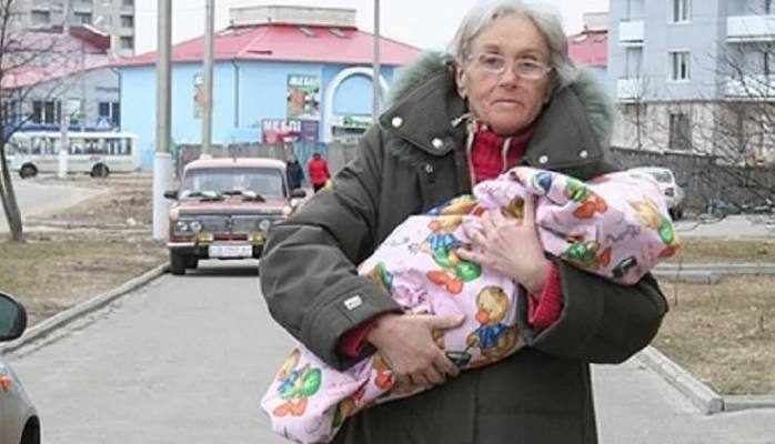 У самой пожилой роженицы Украины забрали дочь