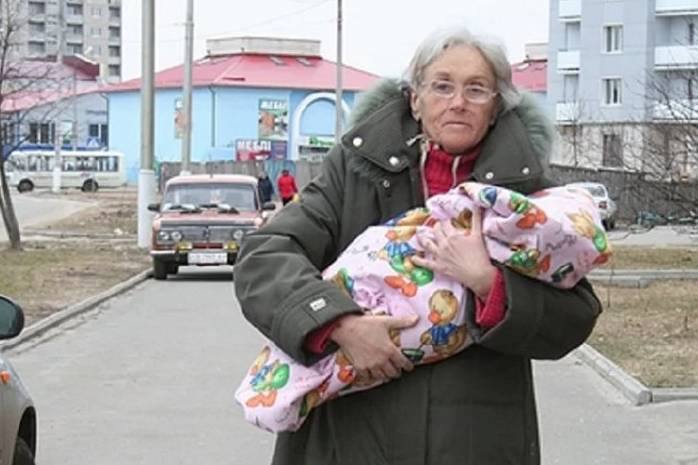 У самой пожилой роженицы Украины забрали дочь