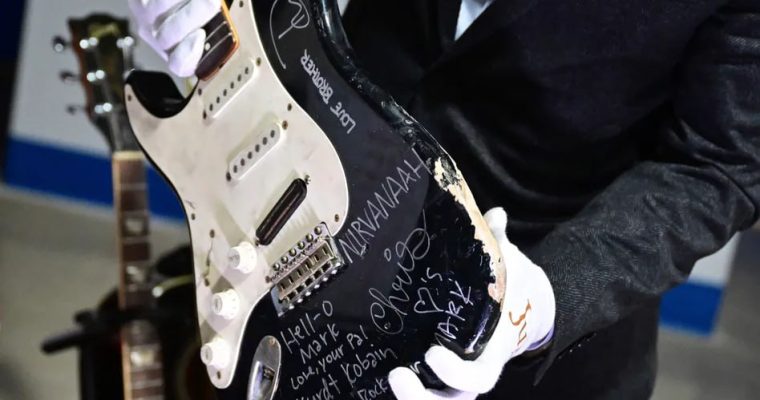 Разбитая гитара Курта Кобейна продана за $600 тысяч