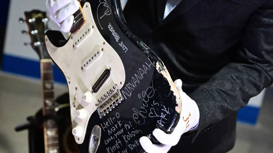 Разбитая гитара Курта Кобейна продана за $600 тысяч
