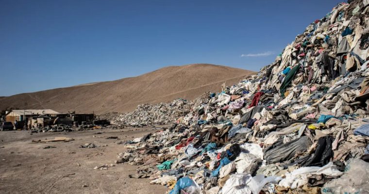 Самая большая в мире свалка непроданной одежды расположена в пустыне Атакама