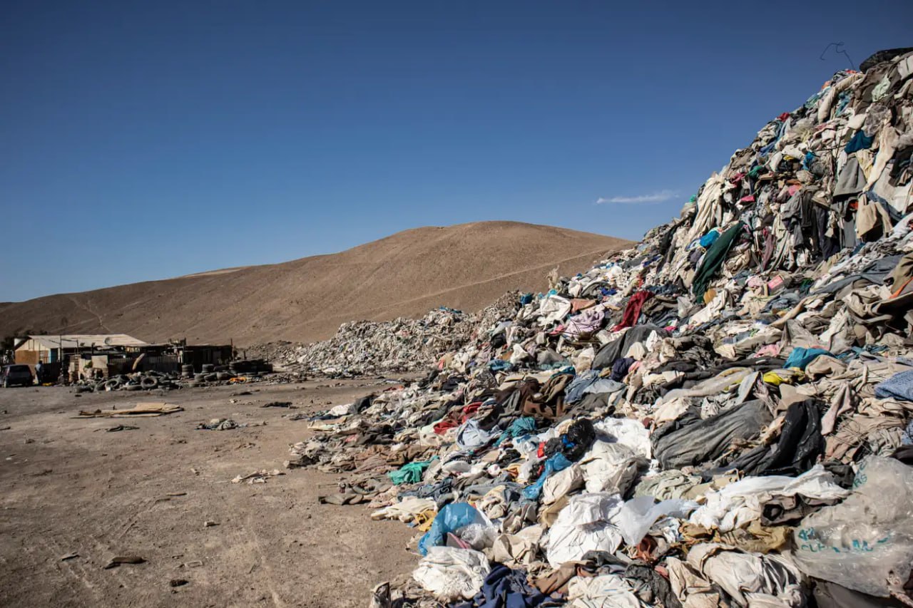 Самая большая в мире свалка непроданной одежды расположена в пустыне Атакама