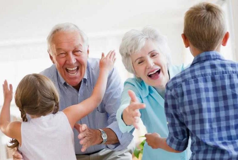 Бабушки и дедушки живут дольше, если часто играют с внуками