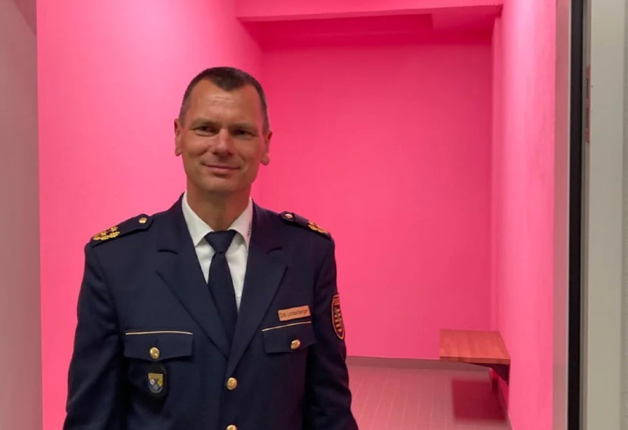 Барби за решеткой: тюремную камеру перекрасили в розовый цвет