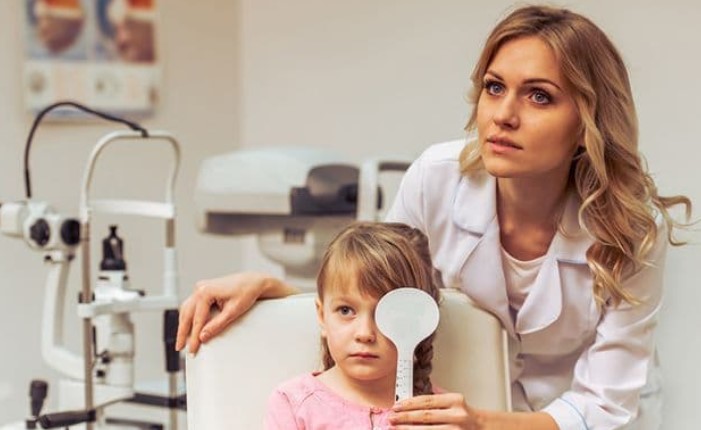 Чому не слід забувати перевіряти зір своєї дитини у офтальмолога