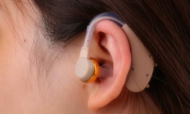 Якщо погано чуєте: шляхи вирішення проблеми з використанням слухових апаратів та реабілітаційних програм