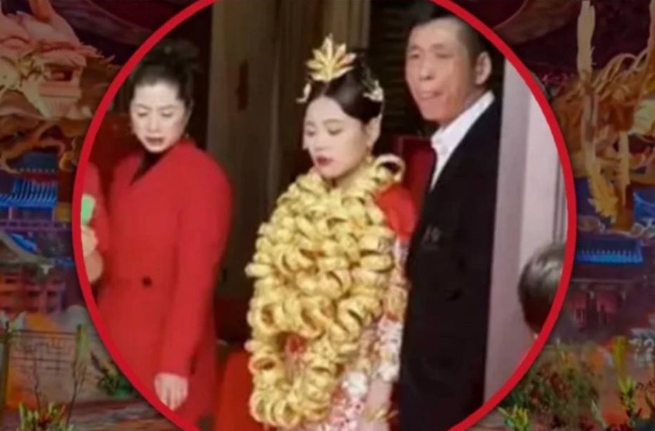 В Китае невесте повесили на шею 100 золотых браслетов