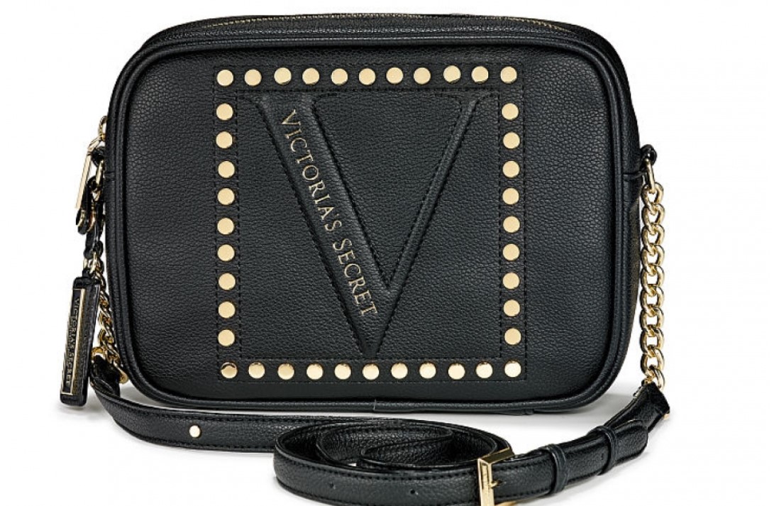 Сумочка Victoria’s Secret: The Victoria Top Zip Crossbody чорна з заклепками чи рожева