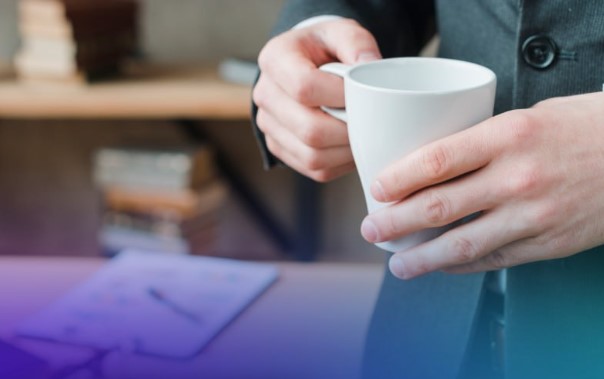 Французский чиновник подливал мочегонное сотням женщин на собеседовании