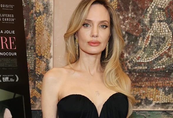 Анджелина Джоли в декольтированном макси оголила плечи и рассказала о фильме