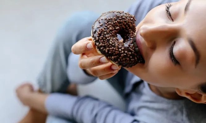 Недосып усиливает тягу к сладкому: ученые нашли объяснение
