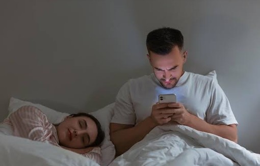 Муж стал постоянно сидеть в телефоне. Стоит ли волноваться?