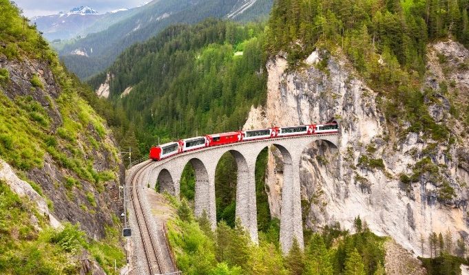 Glacier Express: самое красивое путешествие на поезде через Альпы