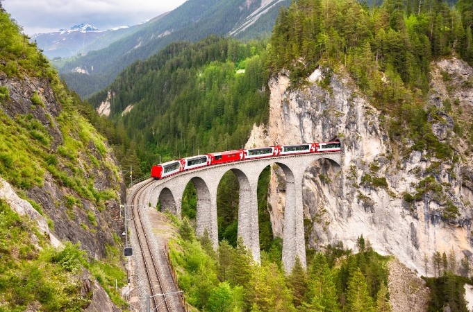 Glacier Express: самое красивое путешествие на поезде через Альпы