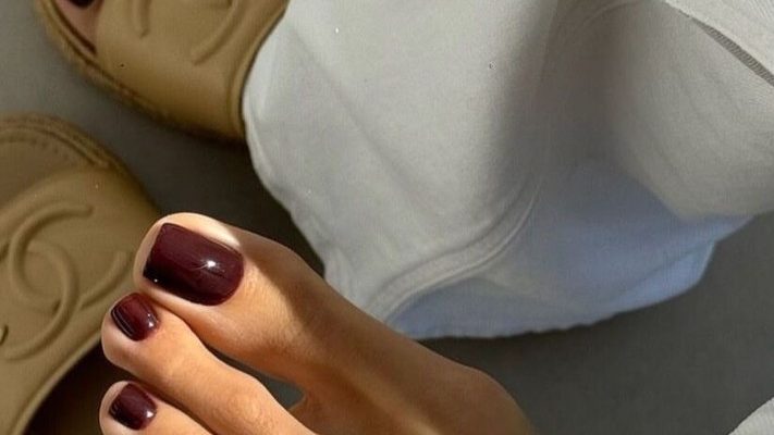 Названы 5 самых элегантных цветов педикюра на лето 2026