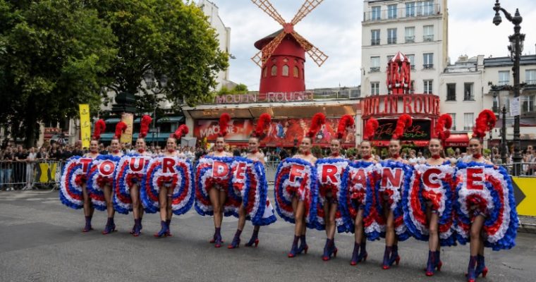 Канкан Moulin Rouge стал ярким символом финала «Тур де Франс — 2026»
