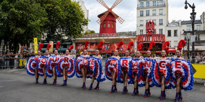 Канкан Moulin Rouge стал ярким символом финала «Тур де Франс — 2026»
