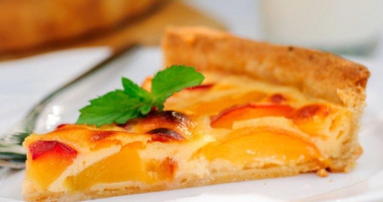 Сметанный пирог с персиками: нежный летний десерт