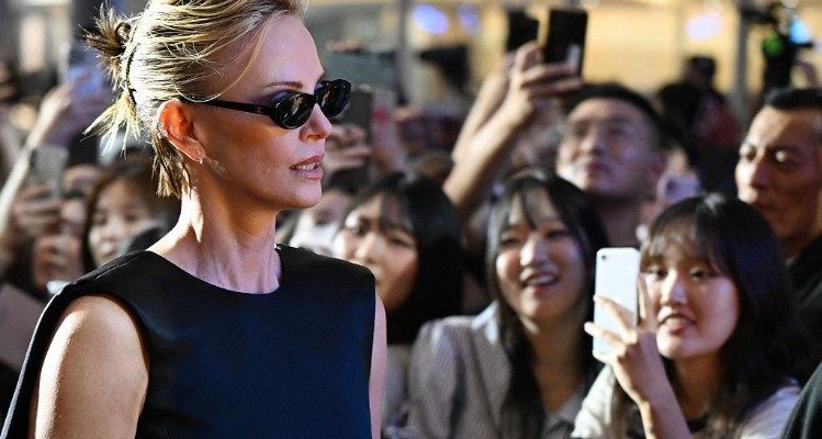 Шарлиз Терон вышла в свет в прозрачной виниловой юбке Tom Ford