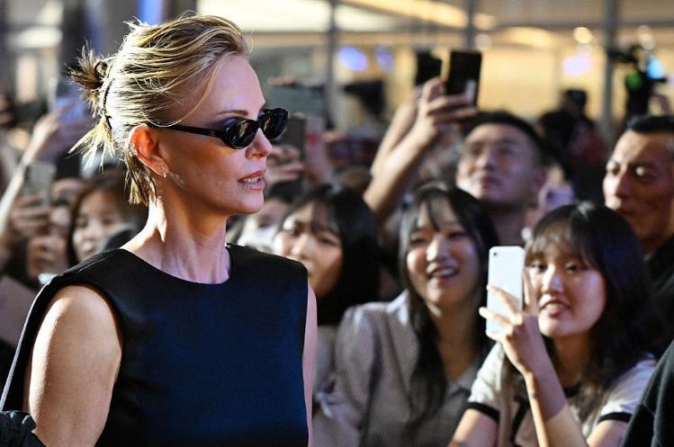 Шарлиз Терон вышла в свет в прозрачной виниловой юбке Tom Ford