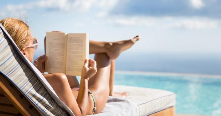Что почитать летом: 7 умных книг с атмосферой абсолютного лаунжа